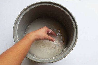 Üst manzara, pilav, pilav, pilav, pilav, pilav, mutfak temizliği ve hazırlama yemekleri, pişirme veya elektrikli fırın arka planda pullu su. 