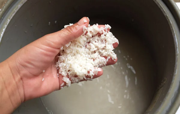 顶部看洗米 浸泡米 在电饭锅里 用水倒入厨房的米中清洗和准备食物 烹调或电饭锅的背景 — 图库照片