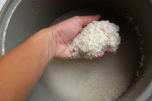 Bovenaanzicht Een Wasrijst Weken Rijst Rijstkoker Water Gieten Rijst Keuken — Stockfoto
