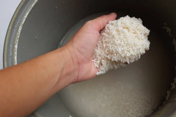 Pohled Shora Mycí Rýže Namočit Rýži Rýžovém Sporáku Voda Nalévání — Stock fotografie