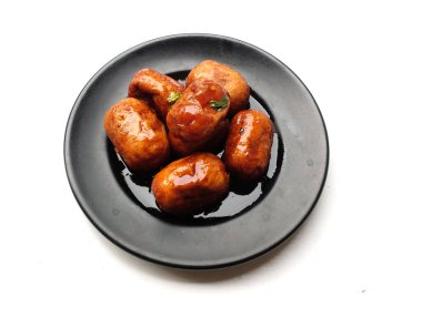 Tabakta kızarmış kırmızı tavuk sosisi. Tayland 'da sokak yemeklerinde sıkça görülen Tayland usulü lezzetli barbekülerden biri..