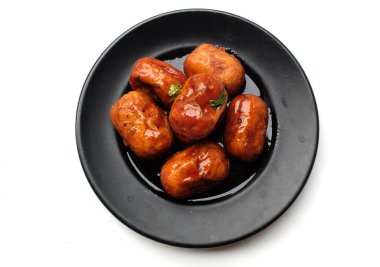 Tabakta kızarmış kırmızı tavuk sosisi. Tayland 'da sokak yemeklerinde sıkça görülen Tayland usulü lezzetli barbekülerden biri..