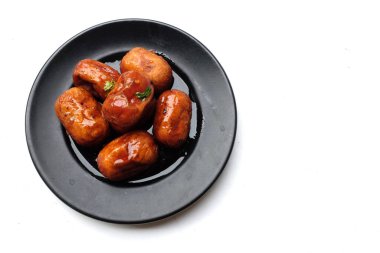 Tabakta kızarmış kırmızı tavuk sosisi. Tayland 'da sokak yemeklerinde sıkça görülen Tayland usulü lezzetli barbekülerden biri..