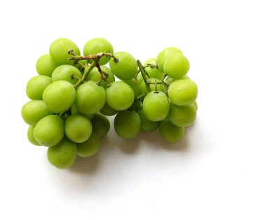Beyaz arka fonda izole edilmiş taze tatlı yeşil Muscat (Vitis vinifera) üzüm ve yaprağı. Japon üzümleri