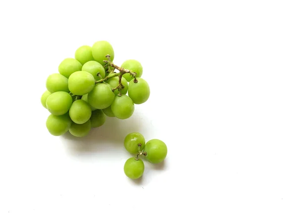 新鲜的甜绿光麝香猫 Vitis Vinifera 葡萄和叶子分离在白色的背面 绿色葡萄 日本葡萄 — 图库照片