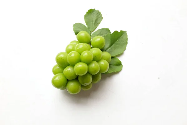 新鮮なスウィートグリーンシャインマスカット ヴィスティーヌ マスカット のブドウと葉を白い背景に分離しました グリーンブドウ 日本のブドウ — ストック写真