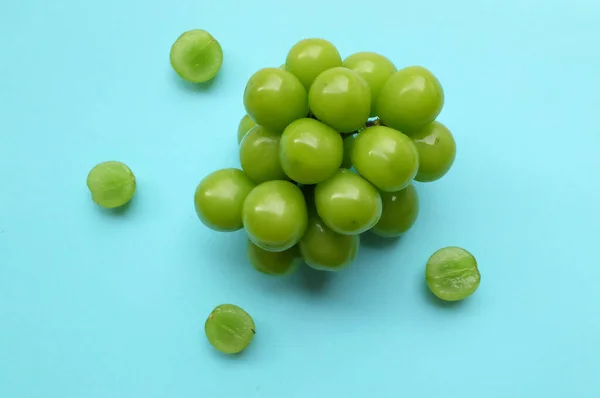 Grappolo Uva Fresca Verde Brillante Moscato Vitis Vinifera Foglia Isolata — Foto Stock