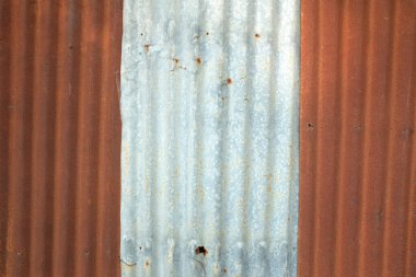 Üst manzara ve düz eski metal yaprak çatı dokusu arka planda yatıyordu. Paslı çatı, paslı metal levha, eski ve paslı çinko levha desenli eski metal levha.. 