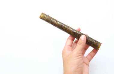 Çıtır yosun rulo atıştırmalıkları, bol yağda kızartılmış yosun ruloları, pişmiş, kurutulmuş, beyaz bir sırt damlasına yerleştirilmiş. Atıştırmalıklar veya sağlıklı yiyecekler.