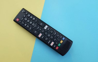 Uzaktan kumandalı televizyon arka plan için iki ton sarı mavi kağıt renginde izole edildi. Metinler için TV izleme kavramı..