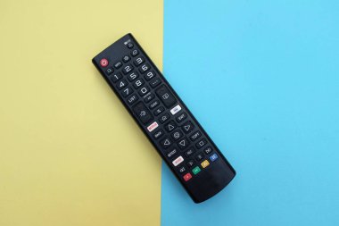 Uzaktan kumandalı televizyon arka plan için iki ton sarı mavi kağıt renginde izole edildi. Metinler için TV izleme kavramı..