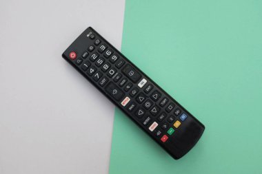 Uzaktan kumandalı televizyon arka plan için iki ton yeşil beyaz kağıt renginde izole edildi. Metinler için TV.top view izleme kavramı.