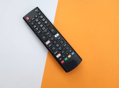 Uzaktan kumandalı televizyon arka plan için iki ton sarı beyaz kağıt renginde izole edildi. Metinler için TV izleme kavramı..
