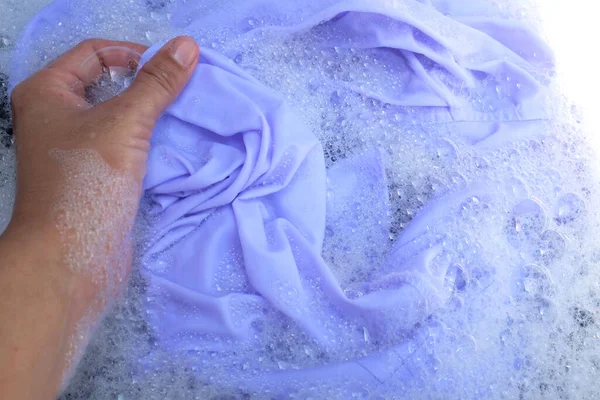 洗濯するアジアの主婦の手 白い服 学校の制服 バブル洗剤が付いているStudentの制服 ランドリーの概念 — ストック写真