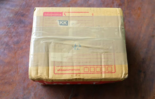 Κλείστε Ένα Καφέ Ταχυδρομικό Κουτί Χάρτινο Κουτί Κολλημένα Κουτιά Από — Φωτογραφία Αρχείου