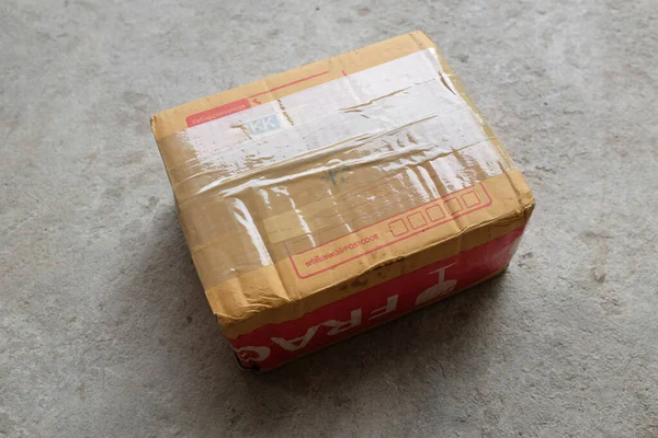 关闭一个褐色邮筒 纸盒隔离水泥背景 交货和航运在线概念 — 图库照片