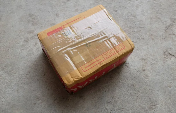 关闭一个褐色邮筒 纸盒隔离水泥背景 交货和航运在线概念 — 图库照片