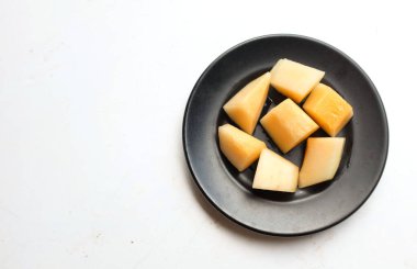 Beyaz zemin üzerinde bir dilim Japon kavunu, portakal kavunu veya kavun (salatalık melo), yazın meyve, yiyecek, meyve veya sağlık hizmeti kavramı.