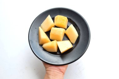 Beyaz zemin üzerinde bir dilim Japon kavunu, portakal kavunu veya kavun (salatalık melo), yazın meyve, yiyecek, meyve veya sağlık hizmeti kavramı.