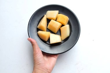 Beyaz zemin üzerinde bir dilim Japon kavunu, portakal kavunu veya kavun (salatalık melo), yazın meyve, yiyecek, meyve veya sağlık hizmeti kavramı.