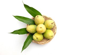 Üst görünüm taze organik (Mangifera Indica L.), zerdeçal mango meyveleri hasır ve beyaz arkaplanda yapraklar. Tayland 'da tropik meyve.