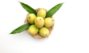 Üst görünüm taze organik (Mangifera Indica L.), zerdeçal mango meyveleri hasır ve beyaz arkaplanda yapraklar. Tayland 'da tropik meyve.