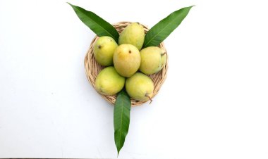 Üst görünüm taze organik (Mangifera Indica L.), zerdeçal mango meyveleri hasır ve beyaz arkaplanda yapraklar. Tayland 'da tropik meyve.