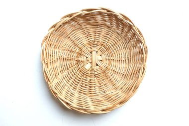 Bambu meyve sepetinin yukarıdan görünüşü beyaz bir arkaplanda izole edilmiş.