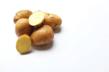 Bir yığın taze çiğ patates (Solanum tuberosum) kafası ya da genç patates beyaz arka planda izole edilir