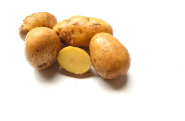 Bir yığın taze çiğ patates (Solanum tuberosum) kafası ya da genç patates beyaz arka planda izole edilir