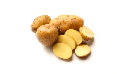 Bir yığın taze çiğ patates (Solanum tuberosum) kafası ya da genç patates beyaz arka planda izole edilir