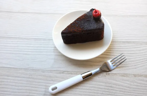 Flach Lag Eine Portion Dunkle Schokoladenkuchen Mit Roter Kirsche Auf — Stockfoto