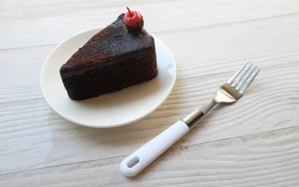 Flach Lag Eine Portion Dunkle Schokoladenkuchen Mit Roter Kirsche Auf — Stockfoto