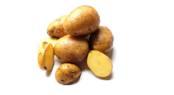 신선한 익지않는 Solanum Tuberosum 감자의 더미는 배경에 고립합니다 — 스톡 사진