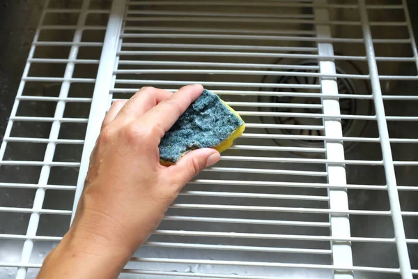 Kezébe Kerül Egy Sárga Szivacs Lemossa Hűtőszekrény Polcait Mikroszálas Ruhával — Stock Fotó