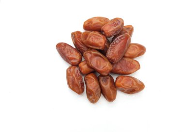 Lezzetli kuru hurma yığınları ya da palmiye ağaçları ya da palmiye anka kuşu dactylifera meyveleri beyaz bir arka planda izole edilir. Atıştırmalık sağlıklı, Arap yemeği, tropikal meyve