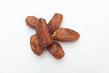 Lezzetli kuru hurma yığınları ya da palmiye ağaçları ya da palmiye anka kuşu dactylifera meyveleri beyaz bir arka planda izole edilir. Atıştırmalık sağlıklı, Arap yemeği, tropikal meyve