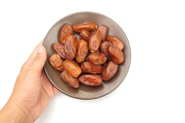 Lezzetli kuru hurma yığınları ya da palmiye ağaçları ya da palmiye anka kuşu dactylifera meyveleri beyaz bir arka planda izole edilir. Atıştırmalık sağlıklı, Arap yemeği, tropikal meyve