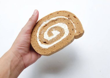 Süngerli tatlı kahve dilimleri, İsviçre usulü kek, kremalı reçel, beyaz arka planda izole edilmiş bir kahve molası için. 