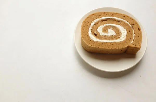 Biskuitteig Süß Schweizer Semmelkuchen Marmeladenbrötchen Mit Sahne Für Eine Kaffeepause — Stockfoto
