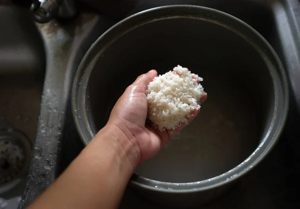 Górny Widok Pokojówka Pranie Ryżu Moczyć Ryż Kuchence Ryżowej Woda — Zdjęcie stockowe