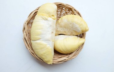 Tayland 'dan gelen Durio zibethinus murray (Durio zibethinus murray) etlerinin beyaz bir arkaplanda izole edilmiş parlak sarı ve taze kabuklu Durian postu.