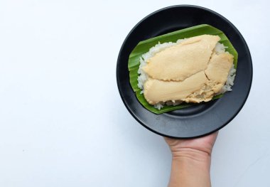 Tayland tatlısı (Khao Niao Sangkhaya) Üstünde yumurta kremalı tatlı pilav ve beyaz muz yaprağıyla kaplanmış taze muz. Tayland tatlı tatlısı.