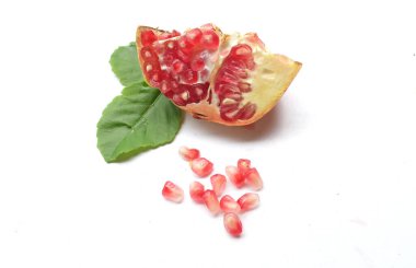 Taze olgun Nar, (Punica granatum), Nar, Granada, yeşil yapraklı, beyaz arka planda yalıtılmış. Sağlıklı meyve kavramı.
