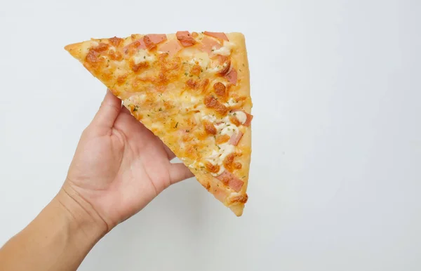 パイナップルとハム チーズ ホワイアンピザ のピザスライスは 白い背景に隔離されています ファーストフードと美味しい指のスナックのコンセプト — ストック写真