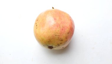 Taze olgun Nar, (Punica granatum), Nar, Granada, yeşil yapraklı, beyaz arka planda yalıtılmış. Sağlıklı meyve kavramı.