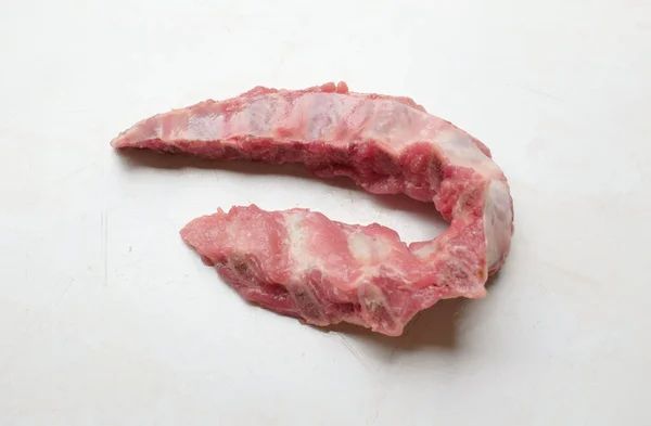 新鮮な生の豚の肋骨 骨のロー肉 白い背景にゾル酸塩 広告のための料理コンセプトと食品コンセプト — ストック写真