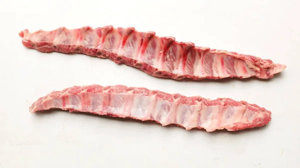 Φρέσκα Ωμά Χοιρινά Παϊδάκια Ωμό Κρέας Στο Κόκαλο Απομονώνονται Λευκό — Φωτογραφία Αρχείου