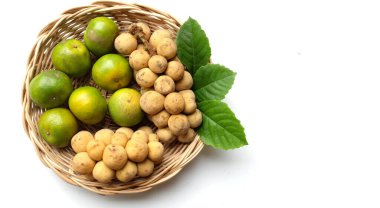 Üst ve düz bir yığın taze tatlı olgun Thai meyvesi portakalı, Tayland 'ın beyaz arka planında izole edilmiş bambu sepetinde yaprağı olan Longkong.