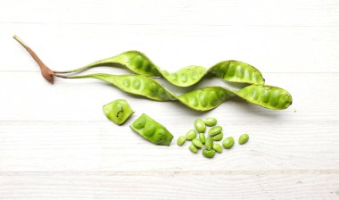 Acı fasulye, bükülmüş fasulye, kokuşmuş fasulye, sato, petai ya da pakria (parkia speciosa), ahşap bir masada yemek pişirmeye hazırlan. Tayland ve Asya 'nın malzemeleri için bitkiler .